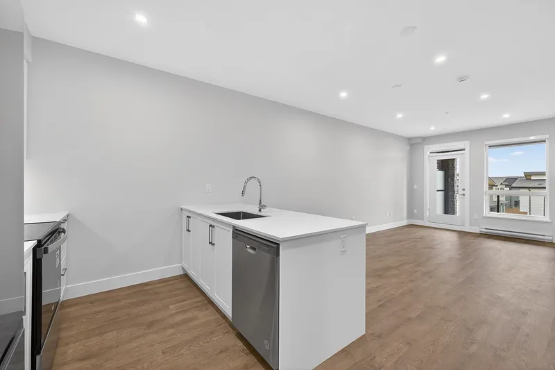 210 1930 STARLING DRIVE - photo 4 of 25