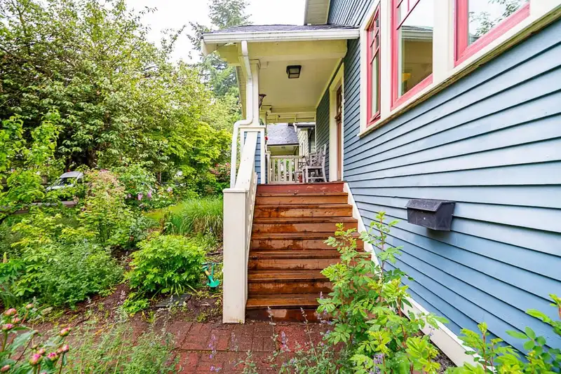 1071 E 10TH AVENUE - photo 4 of 38