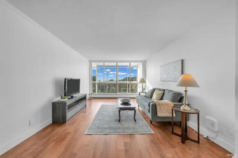 1812 2016 FULLERTON AVENUE - photo 2 of 34