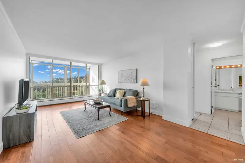 1812 2016 FULLERTON AVENUE - photo 3 of 34