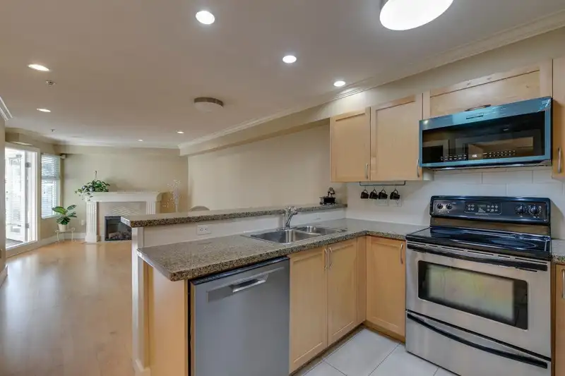 305 8915 HUDSON STREET - photo 4 of 30