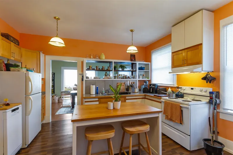 1925 ADANAC STREET - photo 2 of 25