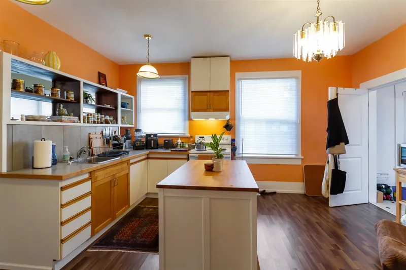 1925 ADANAC STREET - photo 3 of 25