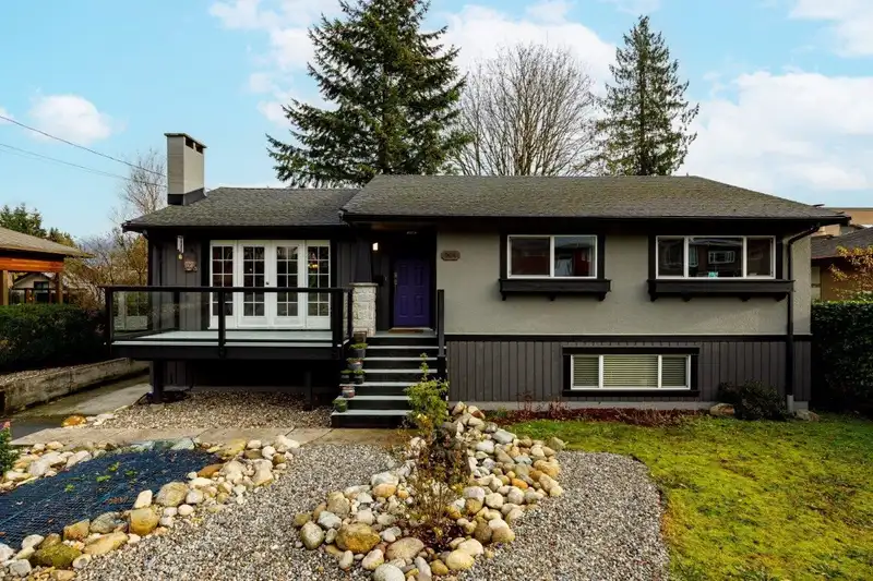 904 HUNTINGDON CRESCENT - photo 1 of 35