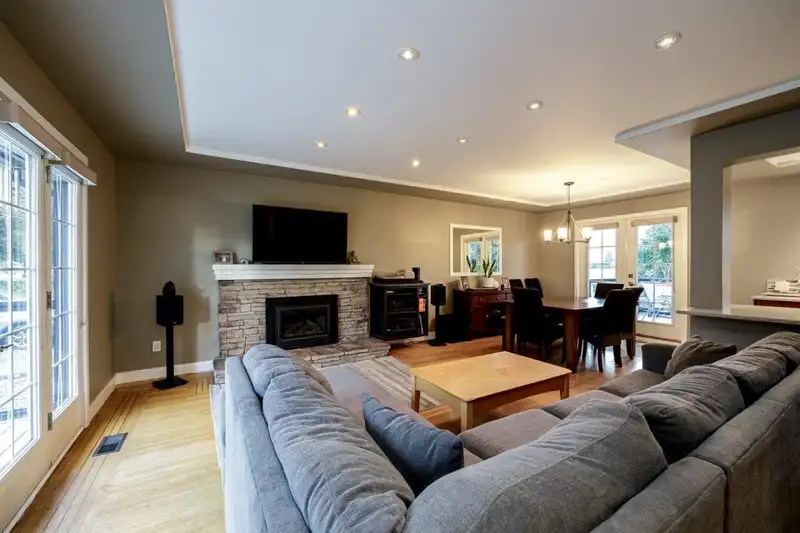 904 HUNTINGDON CRESCENT - photo 4 of 35