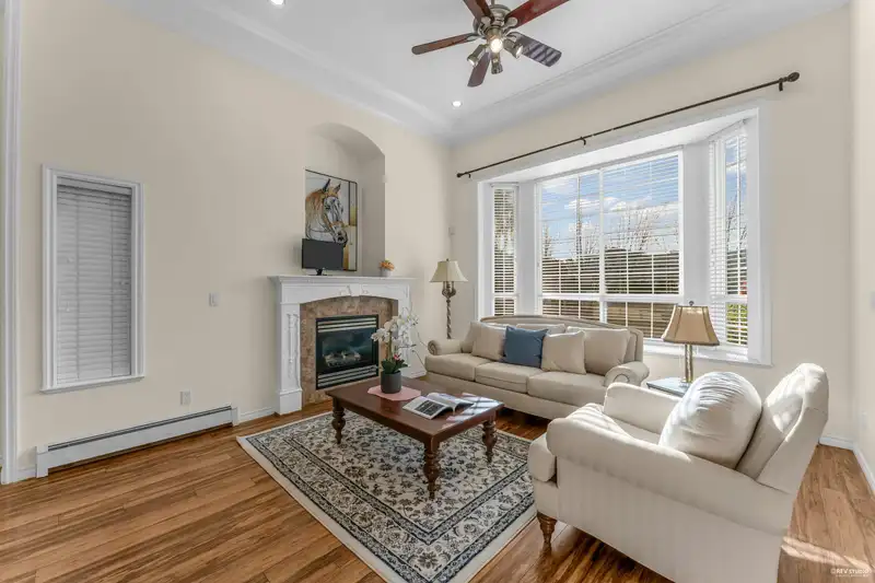 15949 108 AVENUE - photo 3 of 39