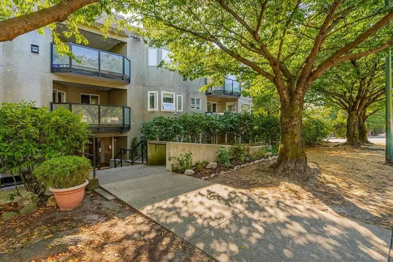 303 175 W 4TH STREET - photo 1 of 21