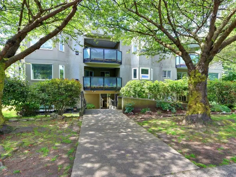 303 175 W 4TH STREET - photo 2 of 21