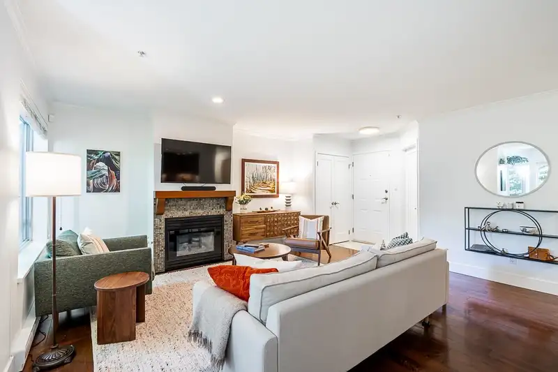 N101 628 W 13TH AVENUE - photo 3 of 31