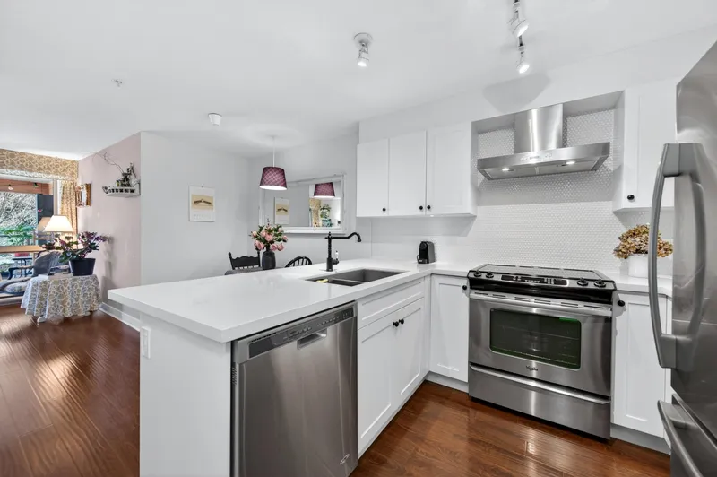 116 500 ROYAL AVENUE - photo 1 of 25