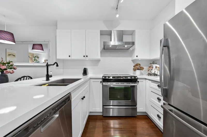 116 500 ROYAL AVENUE - photo 2 of 25