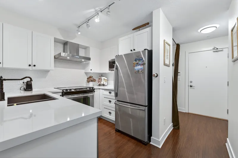 116 500 ROYAL AVENUE - photo 3 of 25