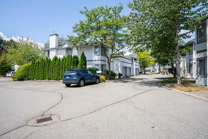 222 13895 102 AVENUE - photo 2 of 27