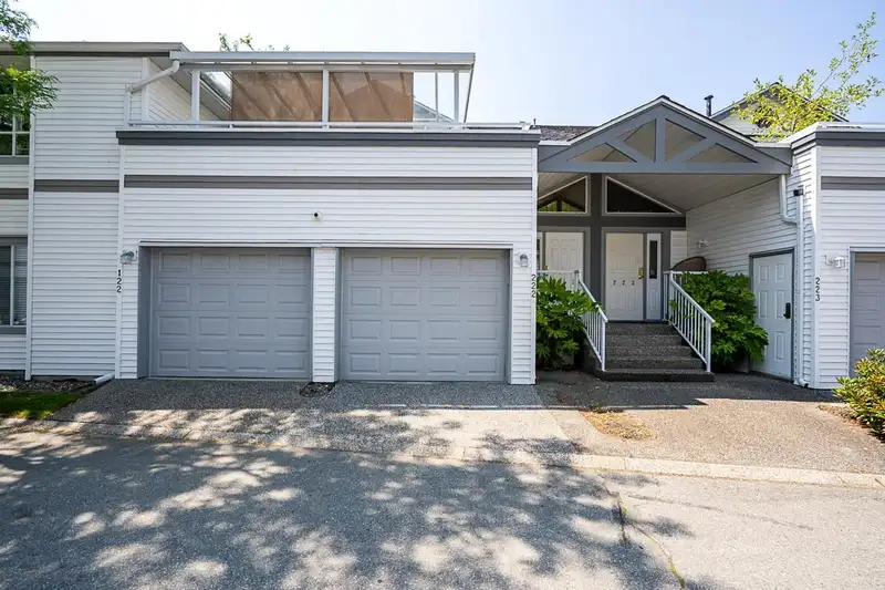 222 13895 102 AVENUE - photo 3 of 27