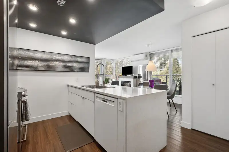 310 939 EXPO BOULEVARD - photo 4 of 36