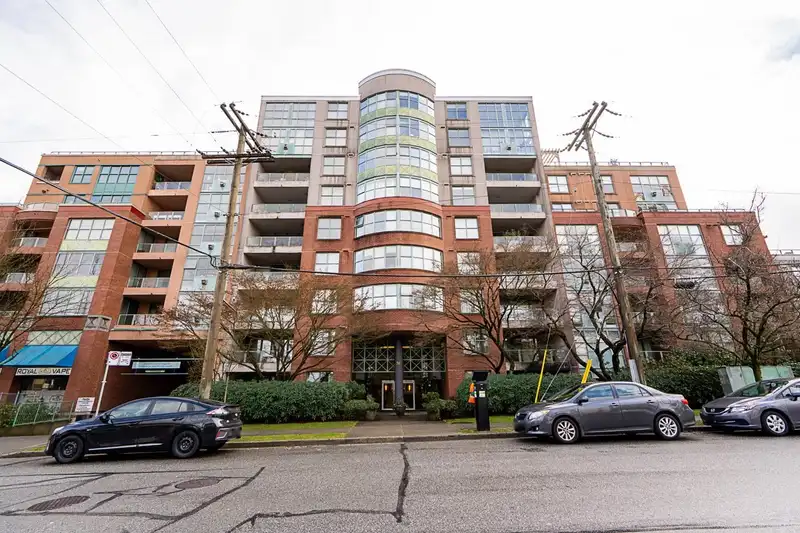 602 518 W 14TH AVENUE - photo 1 of 23