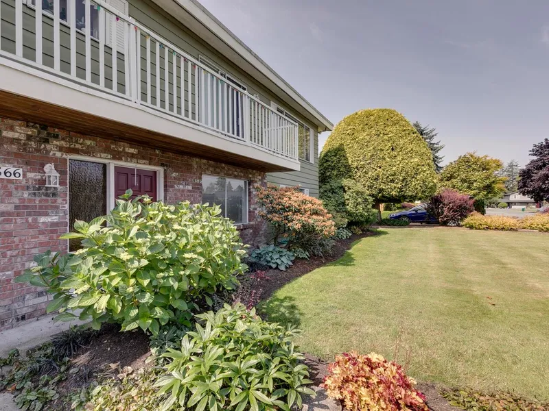 5566 49 AVENUE - photo 2 of 25