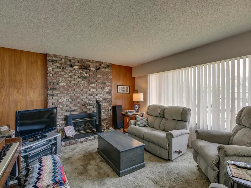 5566 49 AVENUE - photo 4 of 25