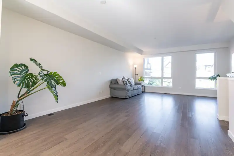 175 4738 HEMLOCK WAY - photo 3 of 30