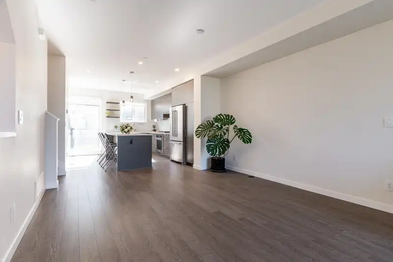 175 4738 HEMLOCK WAY - photo 4 of 30