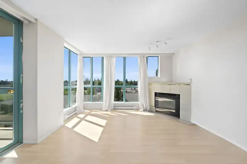 701 7500 GRANVILLE AVENUE - photo 2 of 27
