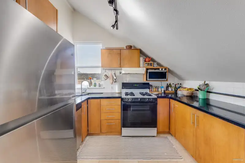 5 149 W 13TH AVENUE - photo 4 of 20