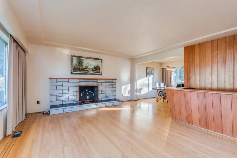 7046 HILLVIEW STREET - photo 4 of 19