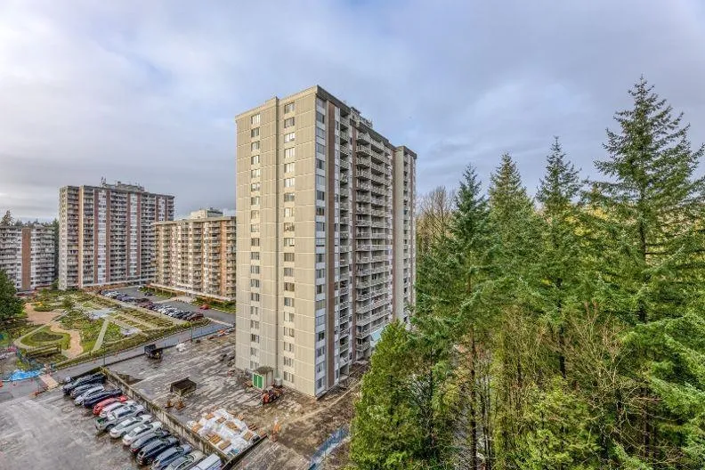 1301 2004 FULLERTON AVENUE - photo 3 of 25