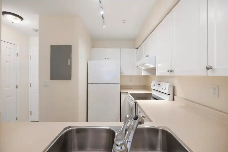 305 14355 103 AVENUE - photo 4 of 33