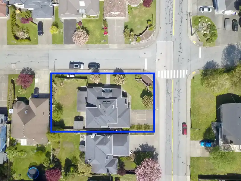 1888 WALNUT CRESCENT - photo 2 of 24