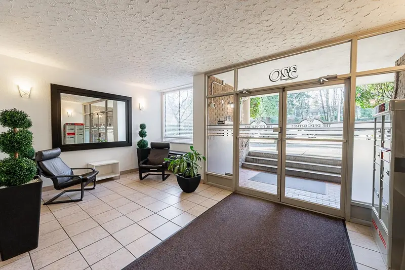 307 320 ROYAL AVENUE - photo 2 of 25