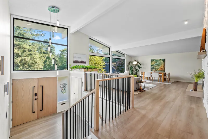 8 HALSS CRESCENT - photo 1 of 24