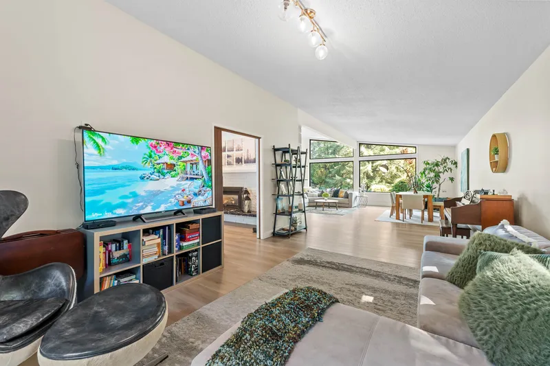 8 HALSS CRESCENT - photo 3 of 24