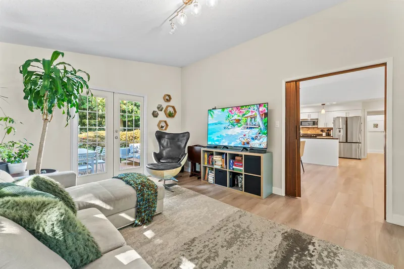 8 HALSS CRESCENT - photo 4 of 24