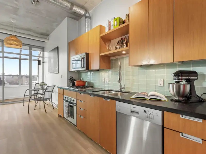 502 495 W 6 AVENUE - photo 4 of 25