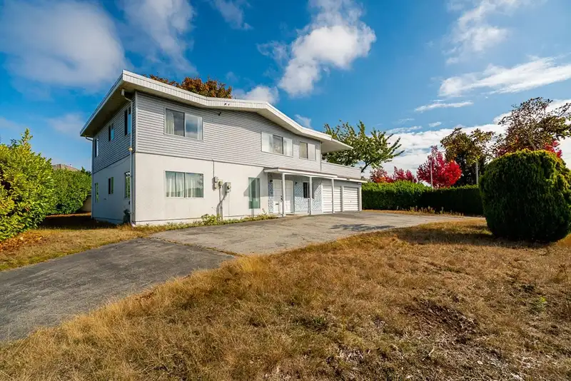 12209 64 AVENUE - photo 2 of 39