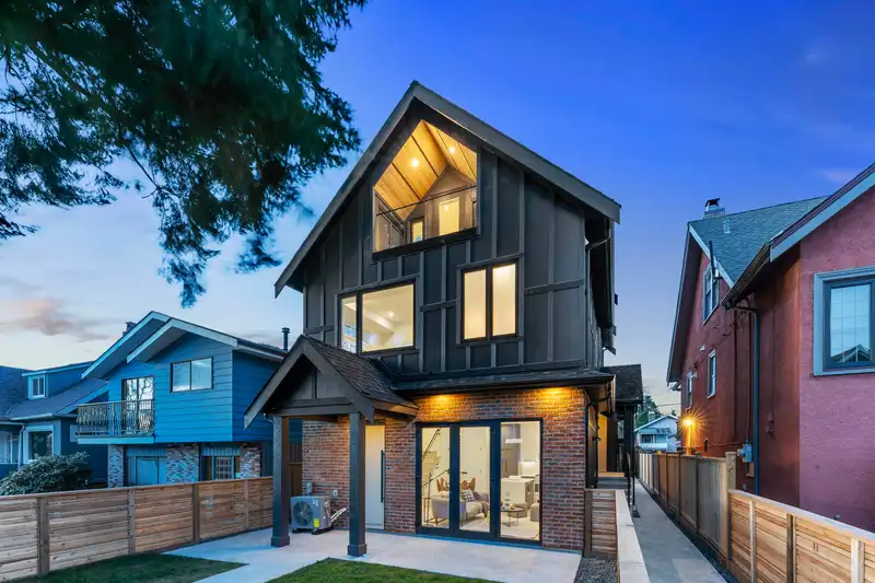 2551 TRIUMPH STREET - photo 3 of 30