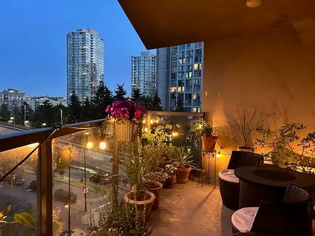 603 989 BEATTY STREET - photo 1 of 15