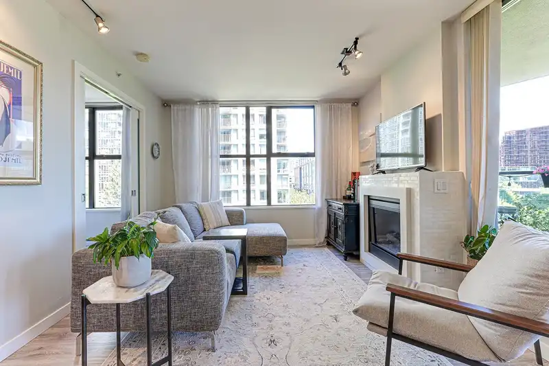 603 989 BEATTY STREET - photo 3 of 15
