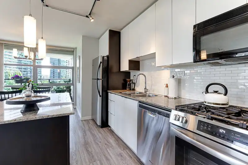 603 989 BEATTY STREET - photo 4 of 15