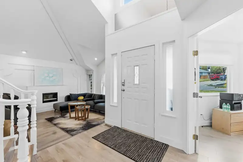 16176 78B AVENUE - photo 3 of 40
