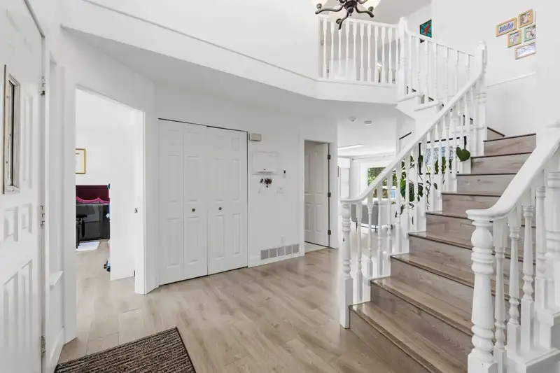16176 78B AVENUE - photo 4 of 40
