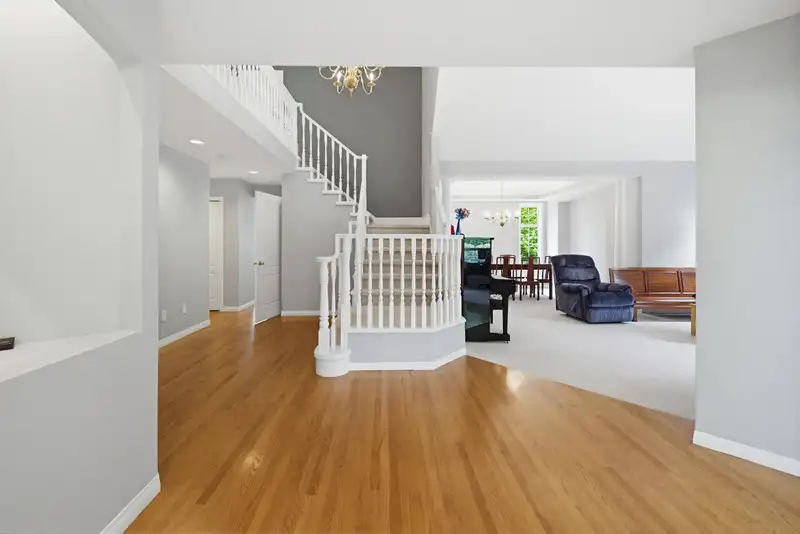 20566 89B AVENUE - photo 4 of 40