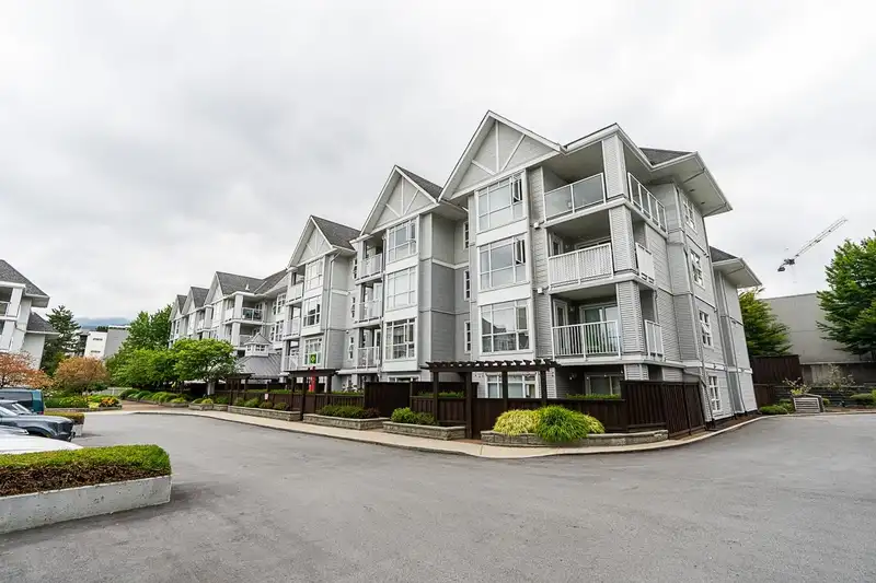 108 3148 ST JOHNS STREET - photo 4 of 40