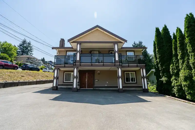 12892 111 AVENUE - photo 1 of 34