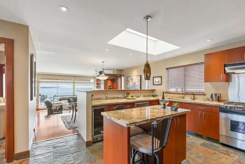1235 OXFORD STREET - photo 4 of 38