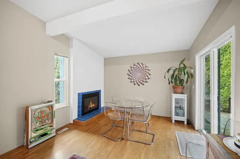 129 ROE DRIVE - photo 4 of 28