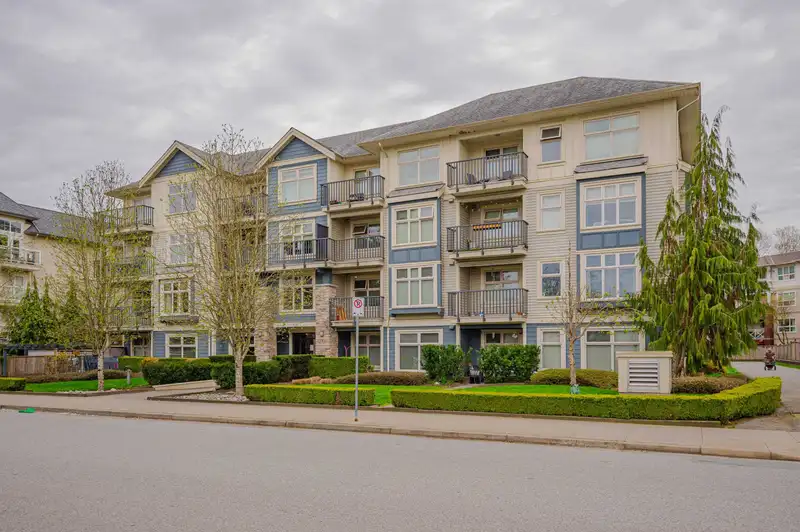 305 8084 120A STREET - photo 3 of 30