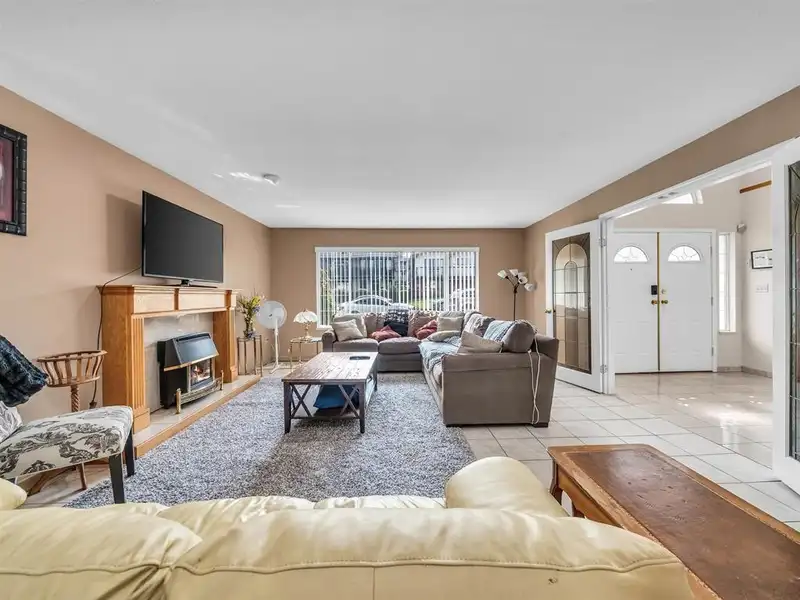 4461 PANDORA STREET - photo 4 of 34