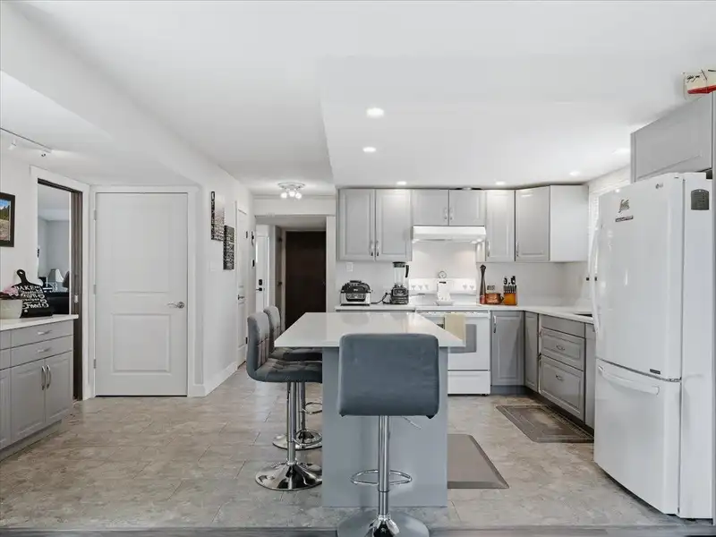 4628 HERMITAGE DRIVE - photo 2 of 26